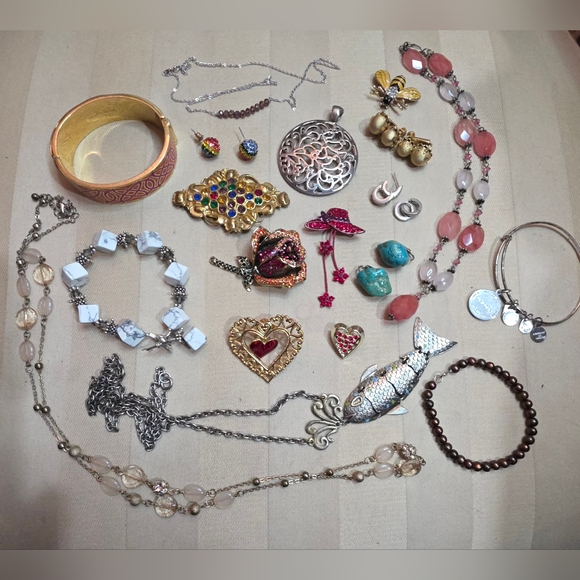 MIXED LOT OF JEWELRY SOME 925 STERLING & GENUINE CULTURED PEARL BRACELET